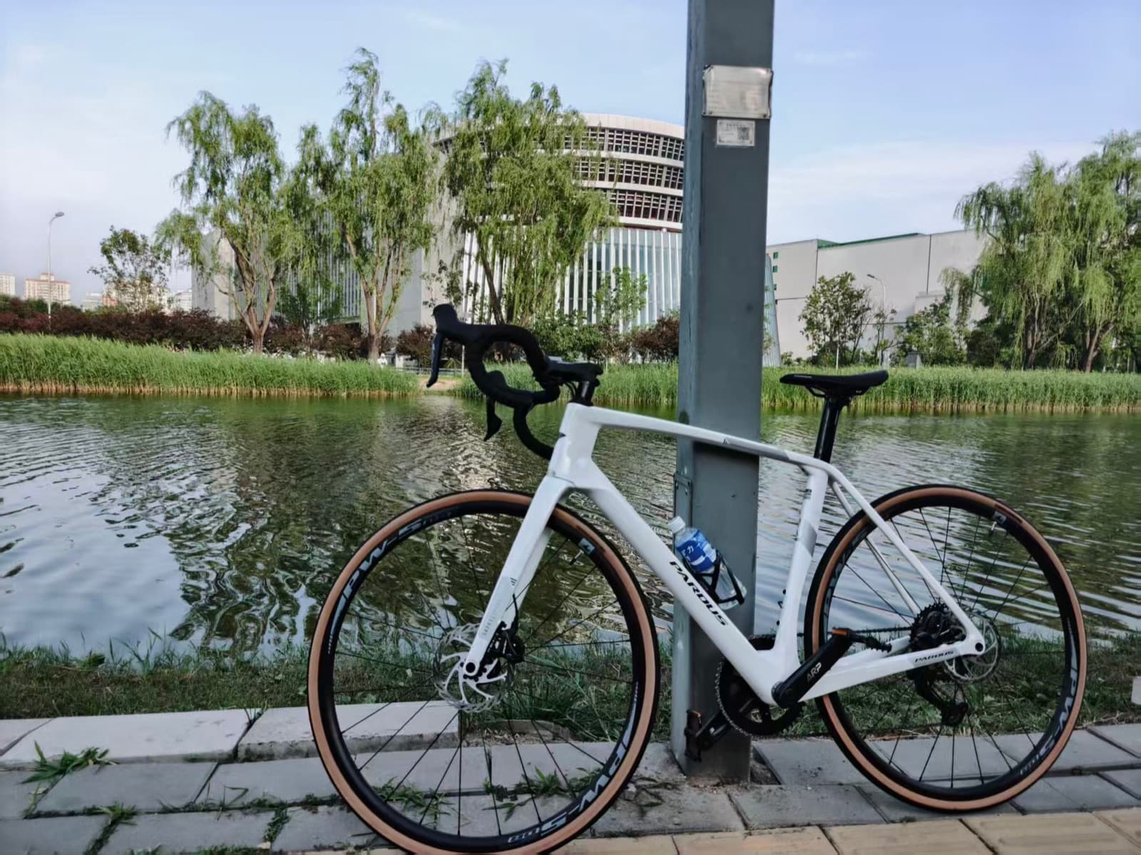 湖边的公路自行车