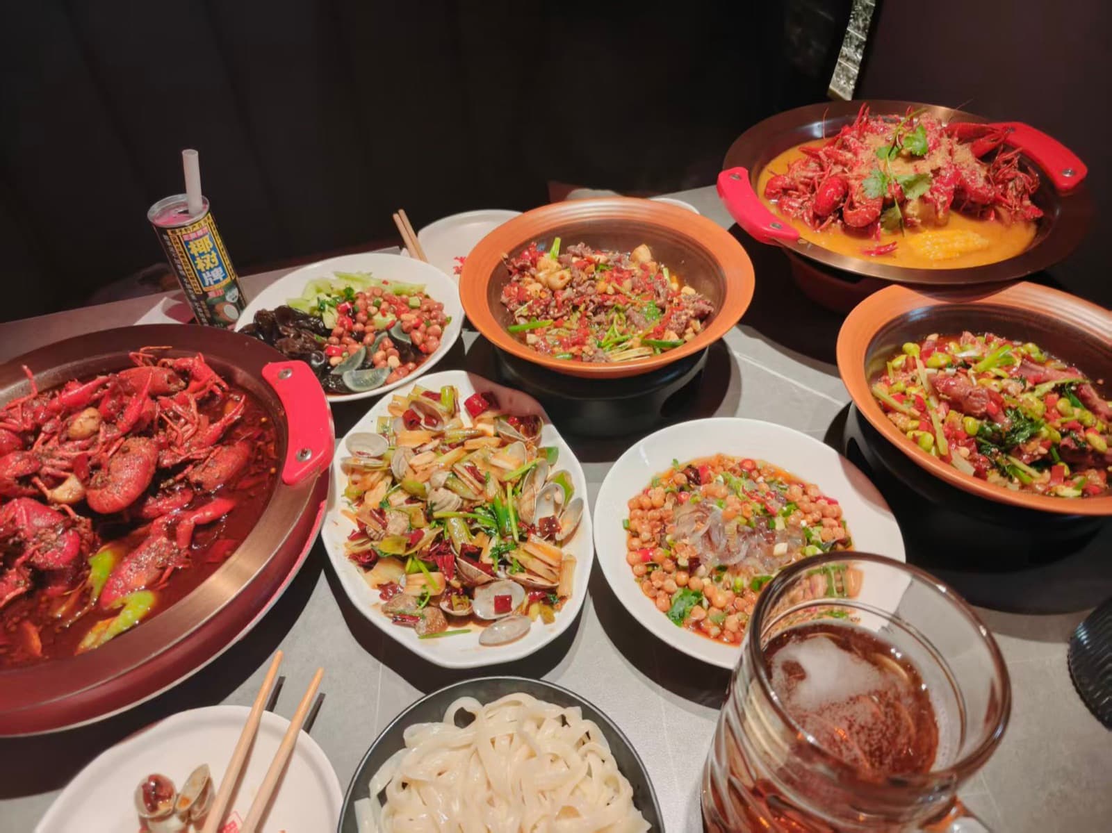 一桌热辣美食